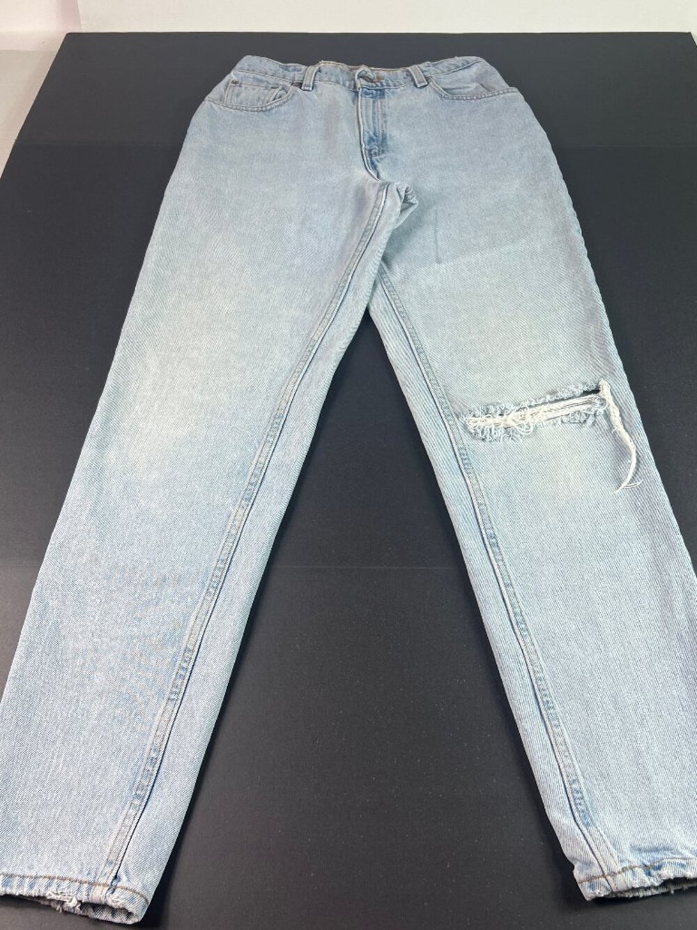 VTG 90s Levi's Jean Women 28x31* 550 Relaxed Tapered Light Blue Denim USA Tag 8L